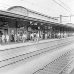 153002 Gezicht op het 2e perron van het N.S.-station Amersfoort te Amersfoort.